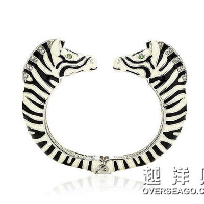 JUICY COUTURE 橘滋 黑白斑马手镯 STRETCH CHAIN BRACELET(YJRU6094)，原价￥1490，限时仅售￥1090！绝对正品，超低折扣，含美国直邮～
