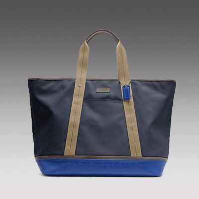 COACH 蔻驰 新款男士单肩手提包 HERITAGE SIGNATURE EMBOSSED PVC CANVAS WEEKEND TOTE (F70832) (蓝色/绿色/黄色)，原价￥3258，限时仅售￥1618！绝对正品，超低折扣，含美国直邮～