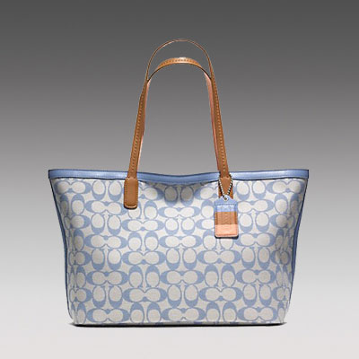 COACH 蔻驰 新款女士经典LOGO帆布单肩手提包 LEGACY WEEKEND PRINTED SIGNATURE ZIP TOP TOTE (F23107) (淡蓝色)，原价￥2688，限时仅售￥1358！绝对正品，超低折扣，含美国直邮～