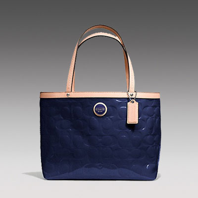 COACH 蔻驰 2013年新款女士单肩手提包 SIGNATURE STRIPE EMBOSSED PATENT TOP HANDLE TOTE (F49826) (深蓝色/粉红色)，原价￥2248，限时仅售￥1078！绝对正品，超低折扣，含美国直邮～