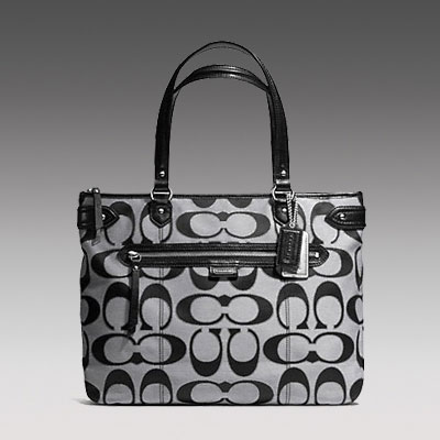 COACH 蔻驰 2013年新款女士经典LOGO单肩手提包 DAISY OUTLINE SIGNATURE METALLIC EMMA TOTE (F23938) (黑色/灰色)，原价￥2768，限时仅售￥1378！绝对正品，超低折扣，含美国直邮～