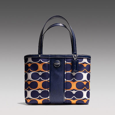 COACH 蔻驰 2013年新款女士经典LOGO单肩手提包 SIGNATURE STRIPE LINEAR SIGNATURE TOP HANDLE TOTE (F49446) (深蓝色)，原价￥2128，限时仅售￥1048！绝对正品，超低折扣，含美国直邮～