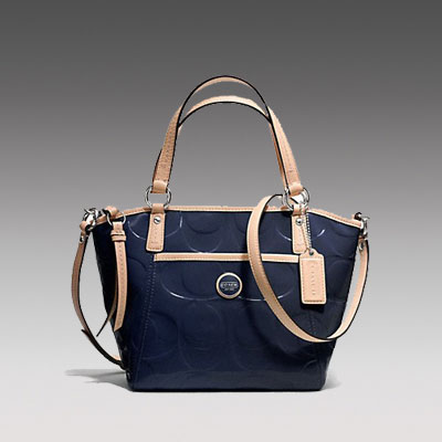 COACH 蔻驰 2013年新款女士单肩手提斜挎包 SIGNATURE STRIPE EMBOSSED PATENT SMALL POCKET TOTE (F25190) (深蓝色/绿色/粉红色)，原价￥2948，限时仅售￥1468！绝对正品，超低折扣，含美国直邮～