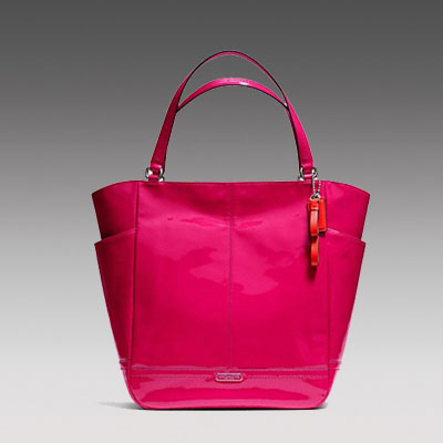 COACH 蔻驰 2013年新款女士单肩手提包 PARK PATENT NORTH/SOUTH TOTE (F24893)(黑色/紫红色)，原价￥3578，限时仅售￥1788！绝对正品，超低折扣，含美国直邮～