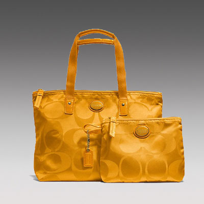 COACH 蔻驰 2013年新款女士单肩手提包 GETAWAY SIGNATURE NYLON SMALL PACKABLE TOTE (F77322)(红色/橙色/蓝绿色)，原价￥2068，限时仅售￥948！绝对正品，超低折扣，含美国直邮～